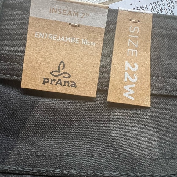 NWT Prana Women's Halle Short Plus II Size
22/7" Inseam Camo (D4) - Picture 8 of 9